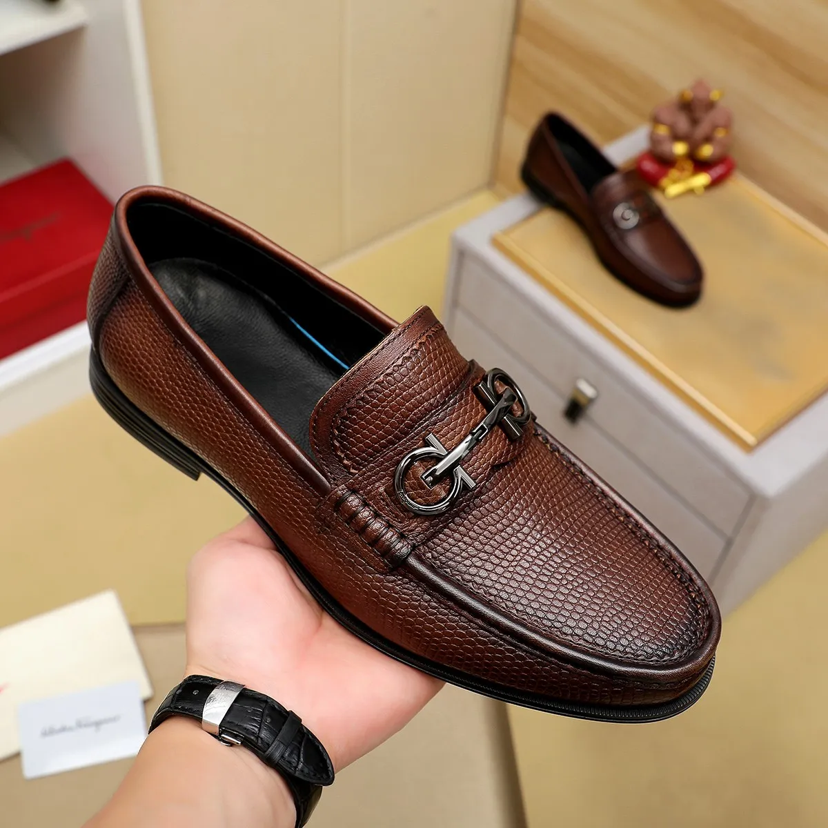 Men's shoes 250 🕷🕷🐂【Ferragamo】Ferragamo Popular fashionable casual shoes🇨🇳Official website counter 1:1 production, original mold opening💯Good quality can be seen, imported high-end first-layer pebbled calfskin, water-dyed🐂leather lining🌿very clear texture, high-quality waterproof, non-slip and wear-resistant outsole🎋high quality and low price, truly handmade🍓, color optional! Code number 38-44 (45. To be customized)